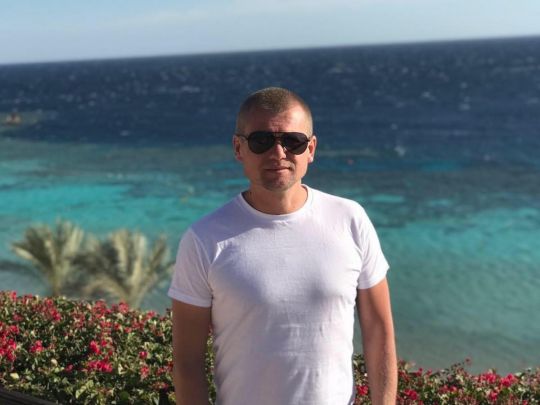 «Будь як Сергійович — е**ш москалів»: тренер «Десни» зі зброєю в руках захищає рідне місто