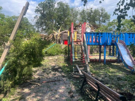 Росіяни двічі вдарили по місцю відпочинку людей під Харковом: є жертви