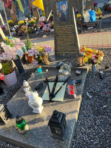 У Львові невідомі сплюндрували могили військових на Личаківському цвинтарі (фото)