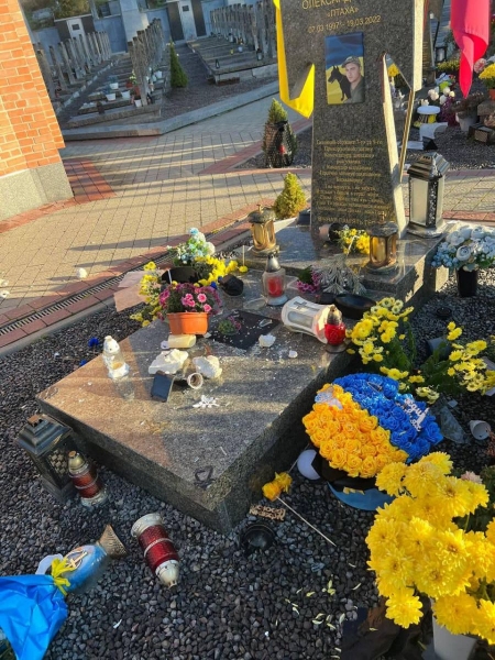 У Львові невідомі сплюндрували могили військових на Личаківському цвинтарі (фото)