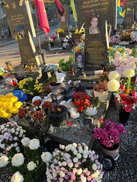 У Львові невідомі сплюндрували могили військових на Личаківському цвинтарі (фото)