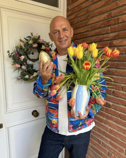 Потап з крашанкою страуса привітав українців зі святом