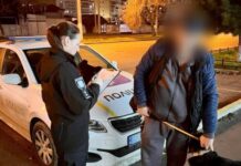 Бил палкой и тянул за хвост: в Одессе мужчина издевался над собакой